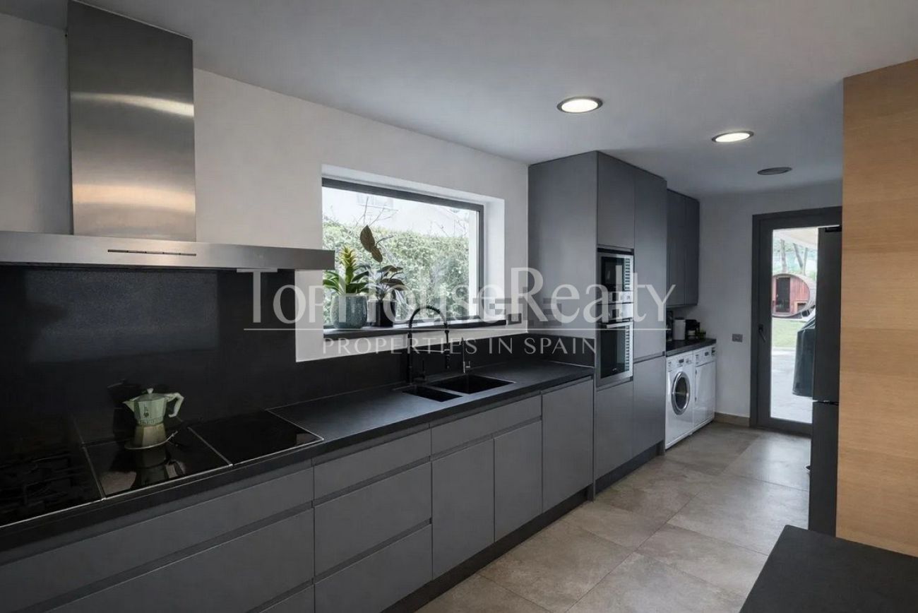 Villa for rent in Castelldefels Playa — second line to the sea with garden, pool and sauna