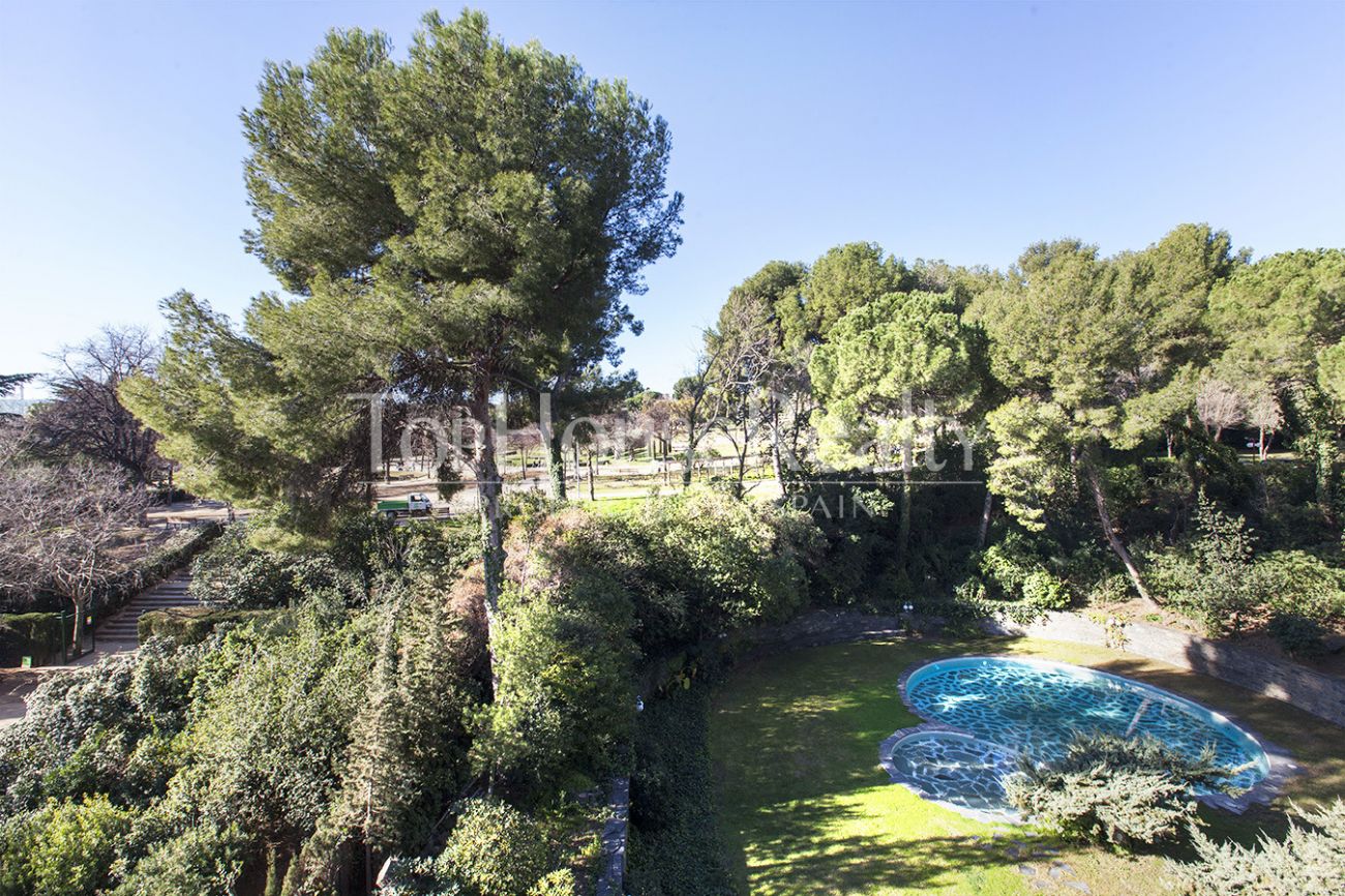 Great opportunity to reform in an exclusive urbanization in Pedralbes