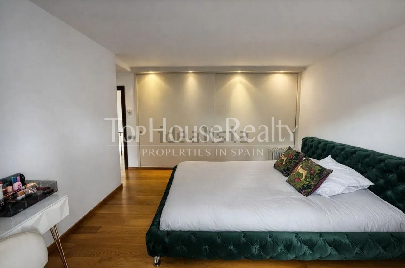 Villa for rent in Castelldefels Playa — second line to the sea with garden, pool and sauna