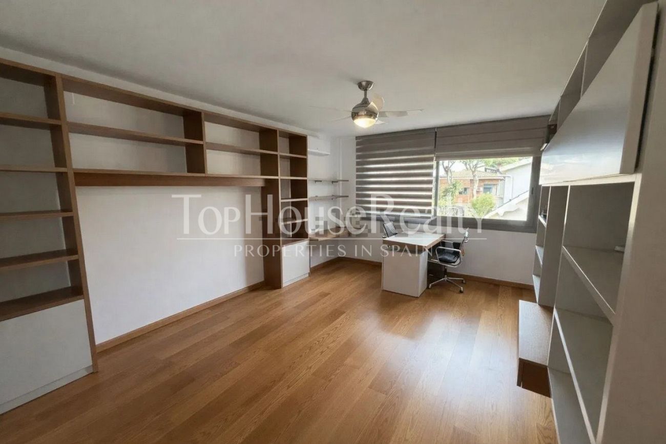 Villa for rent in Castelldefels Playa — second line to the sea with garden, pool and sauna