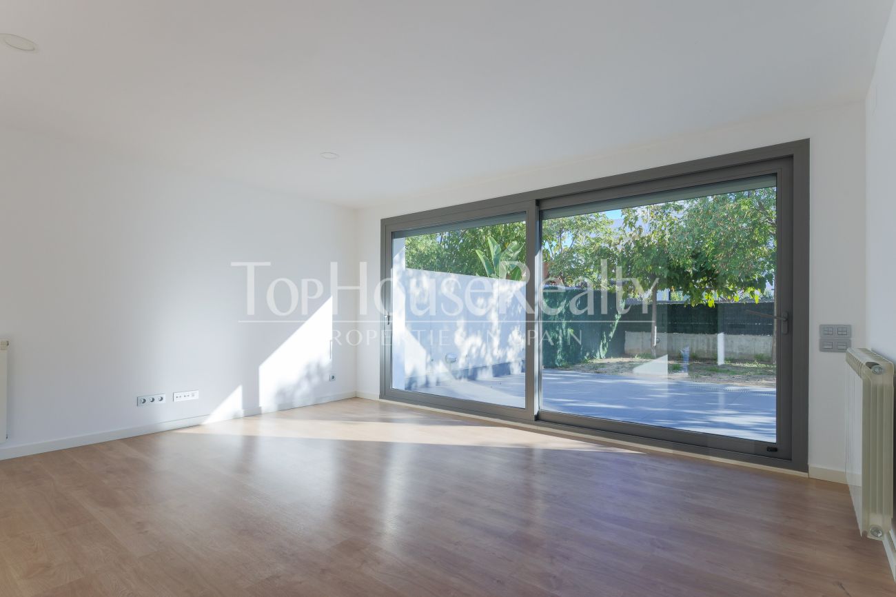 Charming Corner Townhouse Near the Sea in Sitges