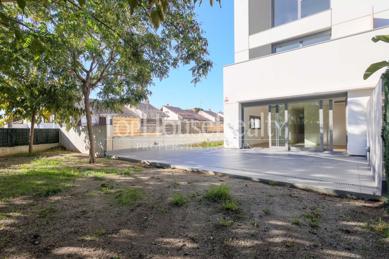 Charming Corner Townhouse Near the Sea in Sitges