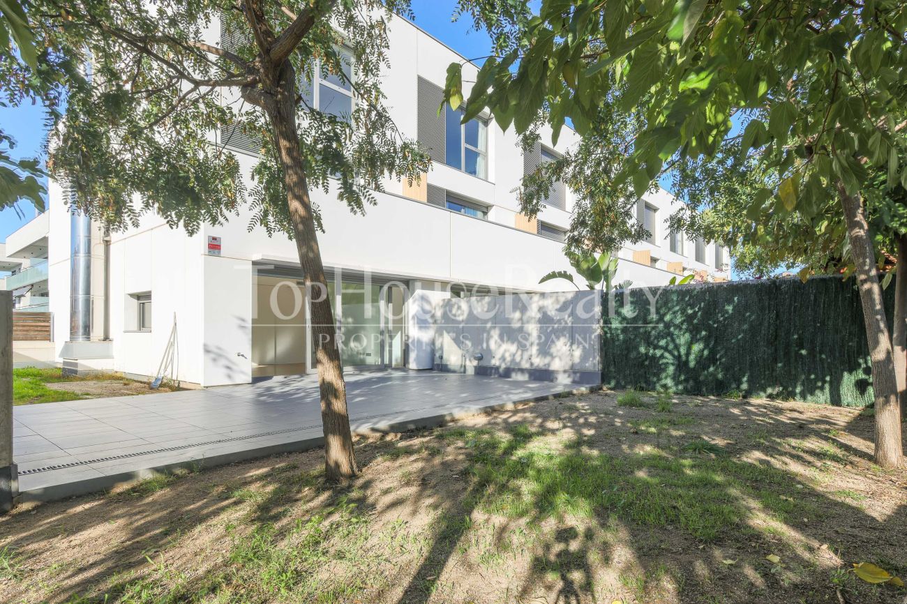 Charming Corner Townhouse Near the Sea in Sitges