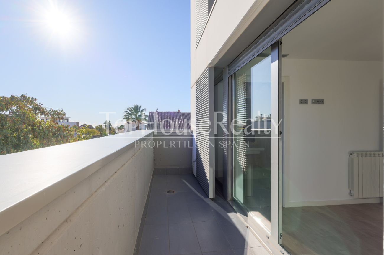 Charming Corner Townhouse Near the Sea in Sitges