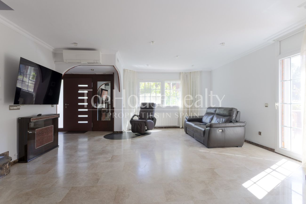 Villa in Gavà Mar — second line to the sea with private garden, pool and privacy