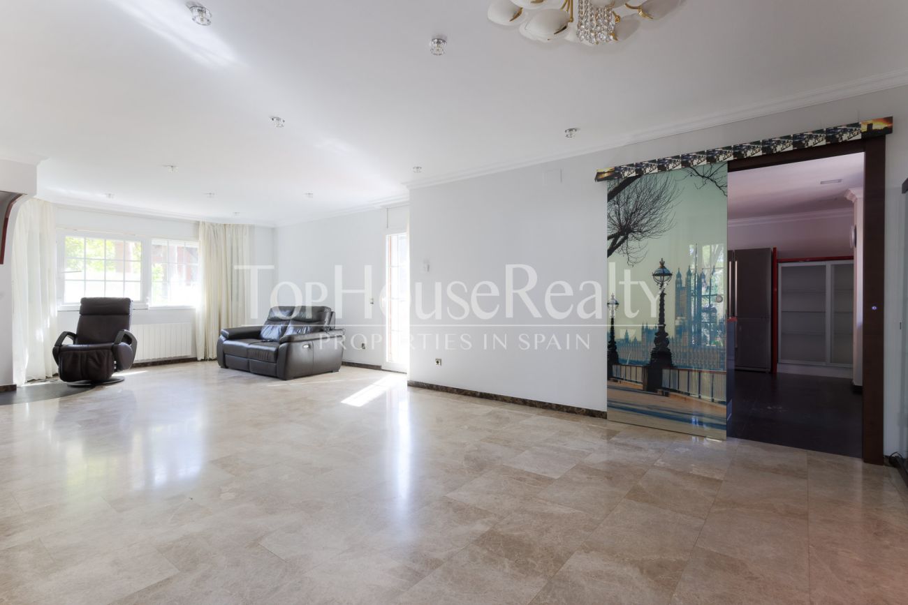 Villa in Gavà Mar — second line to the sea with private garden, pool and privacy