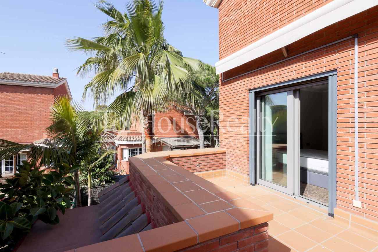 Villa in Gavà Mar — second line to the sea with private garden, pool and privacy