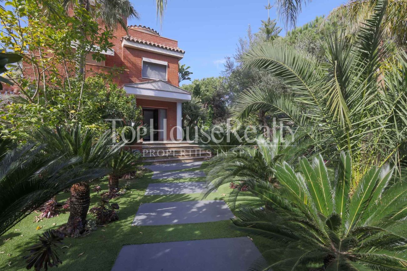 Villa in Gavà Mar — second line to the sea with private garden, pool and privacy