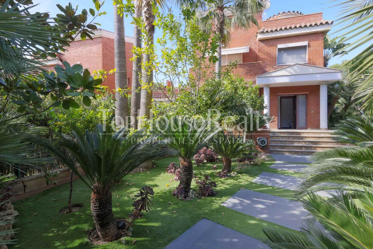 Villa in Gavà Mar — second line to the sea with private garden, pool and privacy
