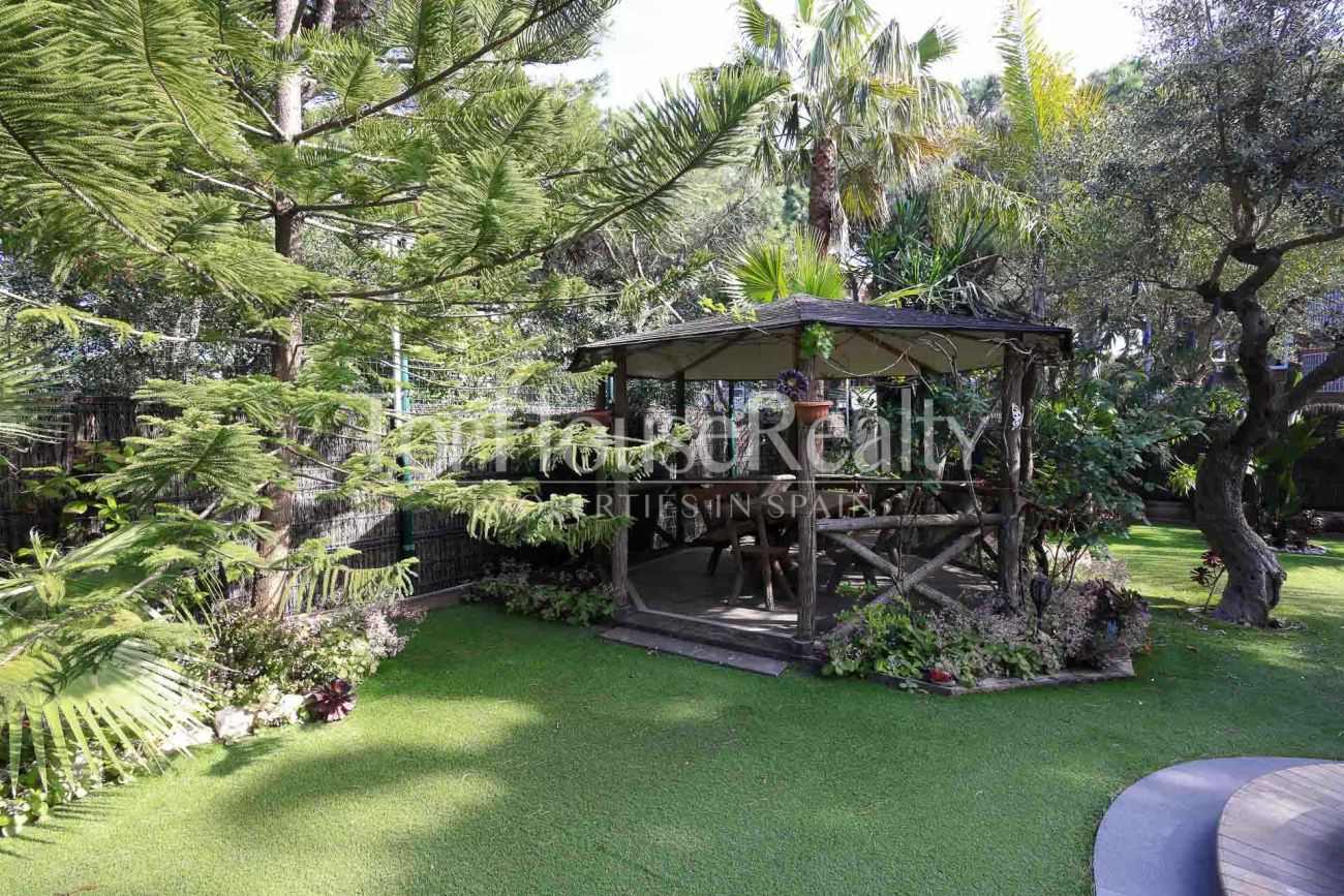 Villa in Gavà Mar — second line to the sea with private garden, pool and privacy