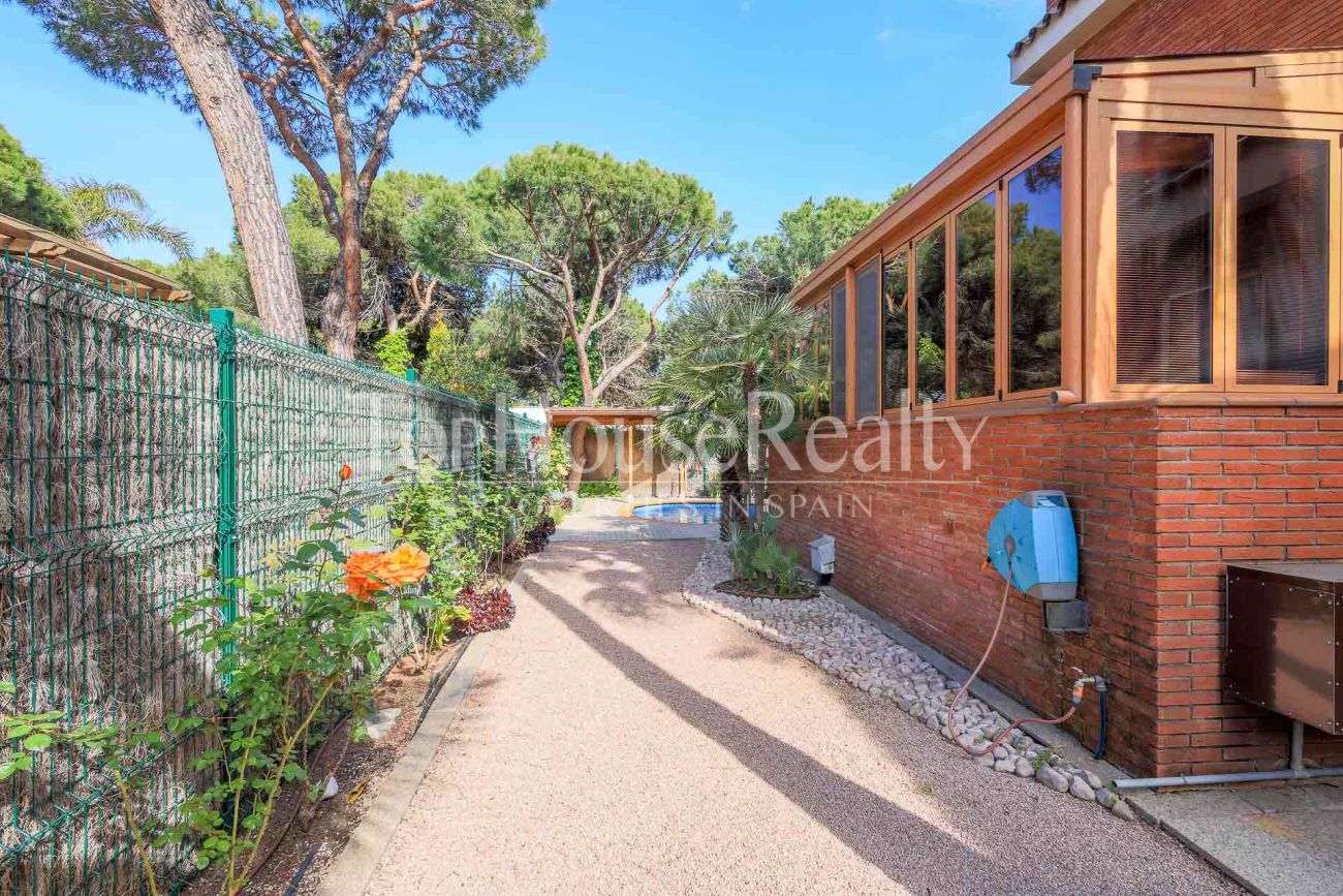 Villa in Gavà Mar — second line to the sea with private garden, pool and privacy
