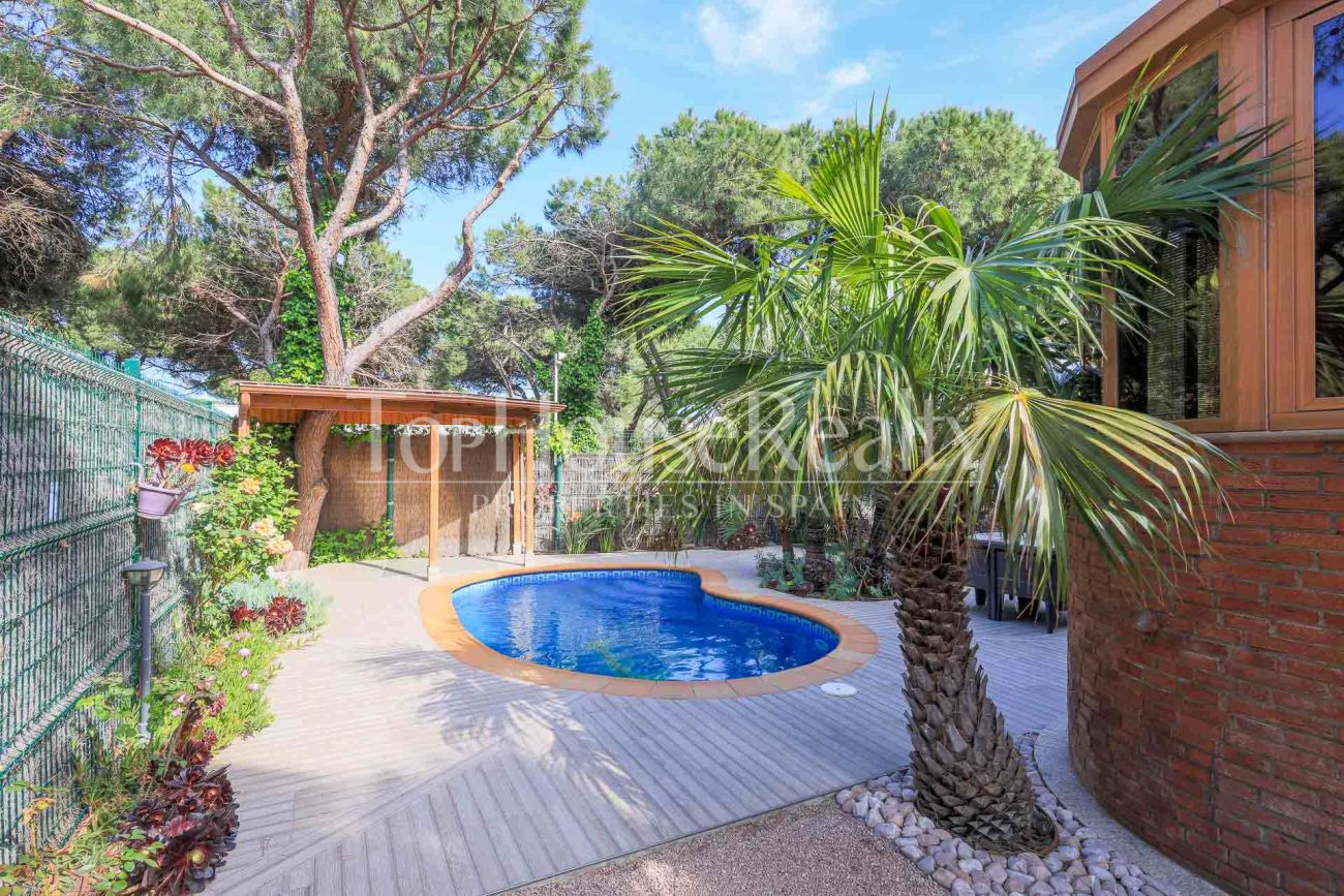 Villa in Gavà Mar — second line to the sea with private garden, pool and privacy