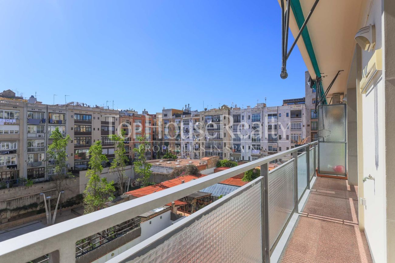 Apartment for sale on Enric Granados, Barcelona — bright, renovated and prime location