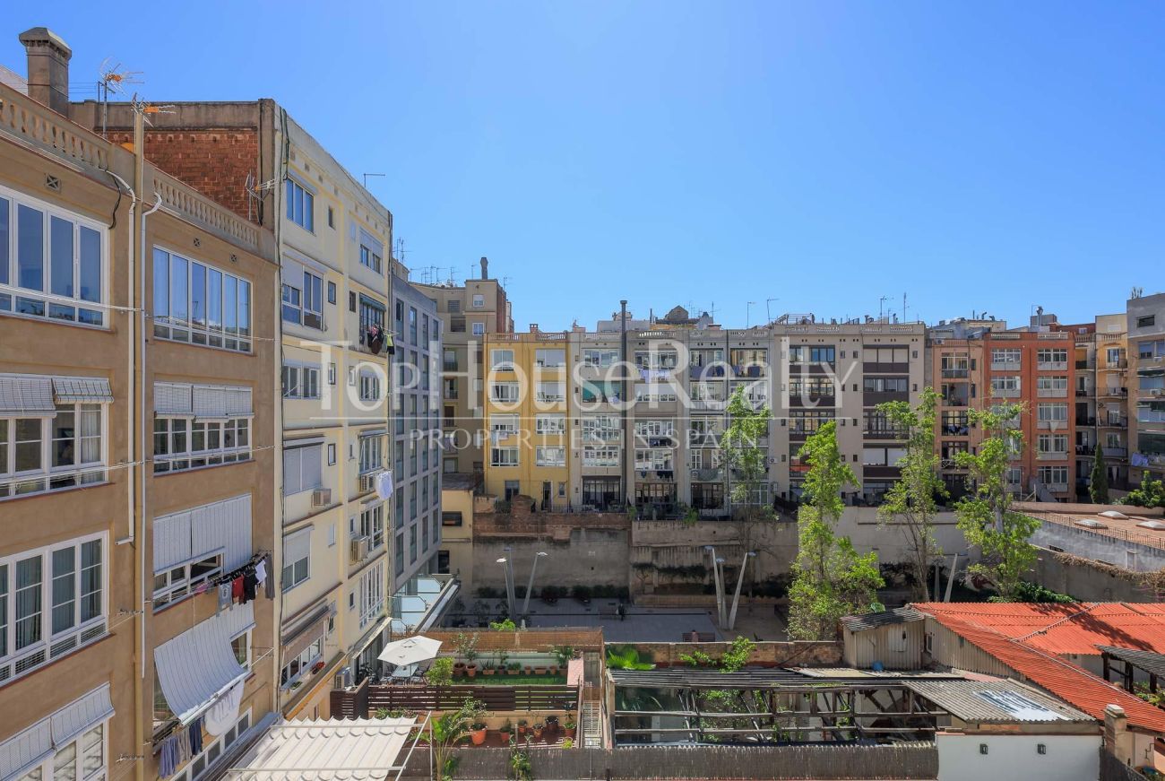 Apartment for sale on Enric Granados, Barcelona — bright, renovated and prime location