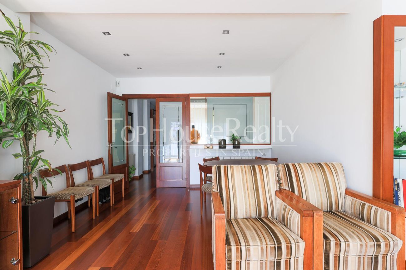 Apartment for sale on Enric Granados, Barcelona — bright, renovated and prime location
