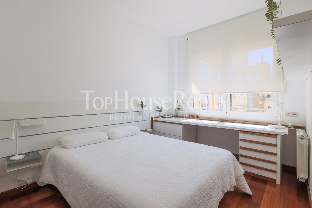 Apartment for sale on Enric Granados, Barcelona — bright, renovated and prime location