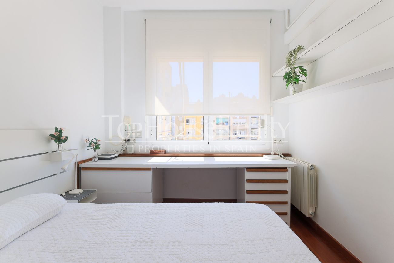 Apartment for sale on Enric Granados, Barcelona — bright, renovated and prime location