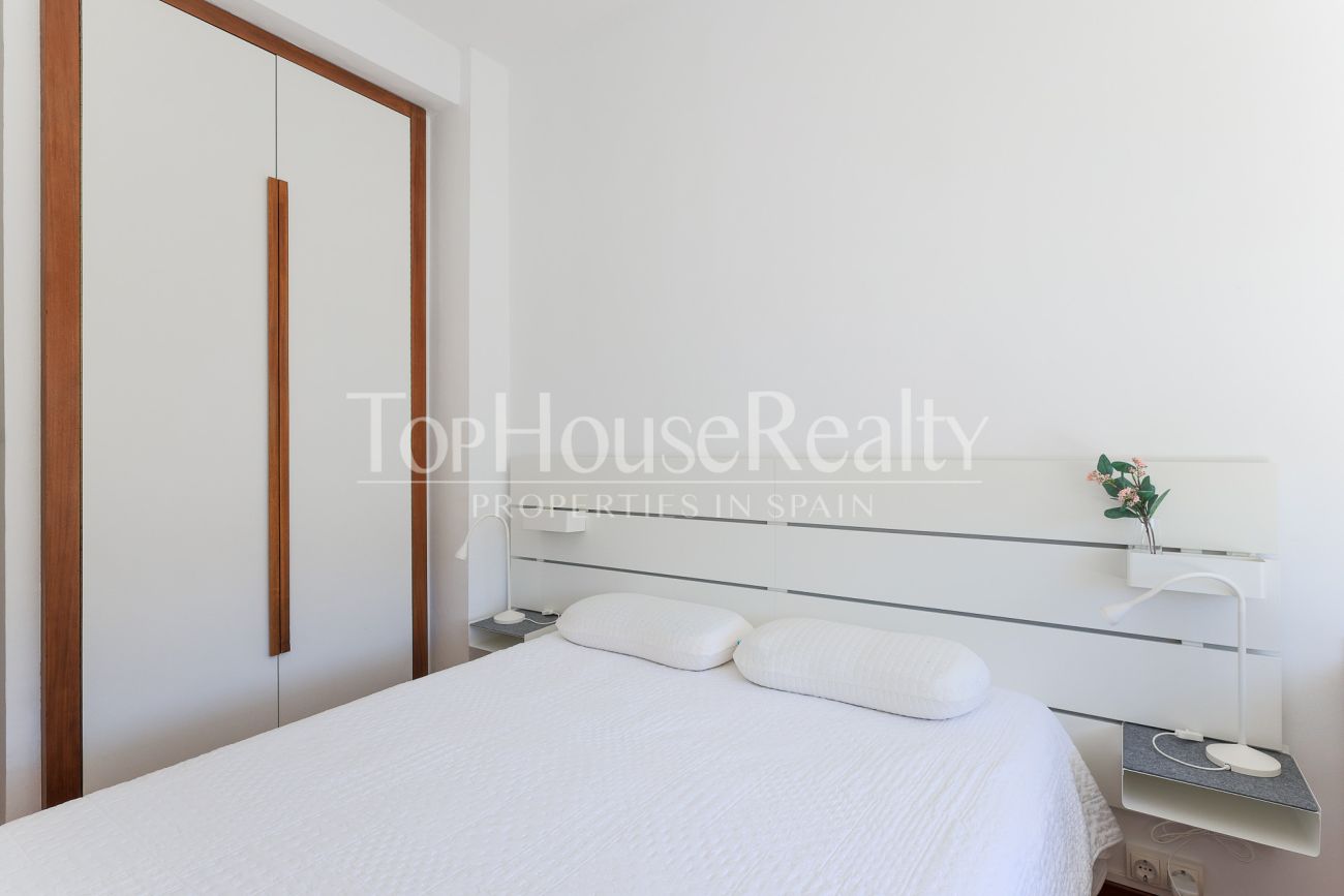 Apartment for sale on Enric Granados, Barcelona — bright, renovated and prime location