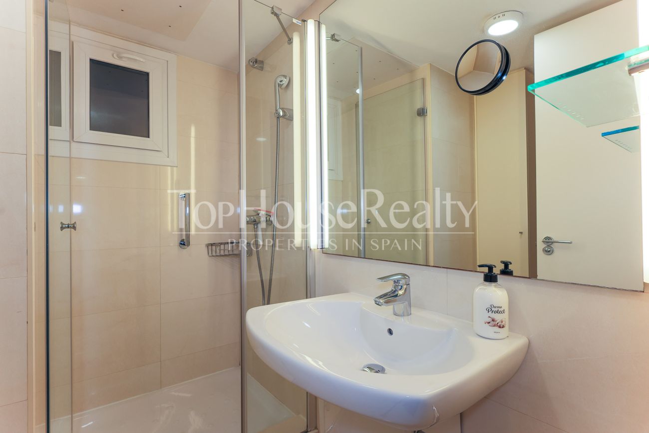 Apartment for sale on Enric Granados, Barcelona — bright, renovated and prime location