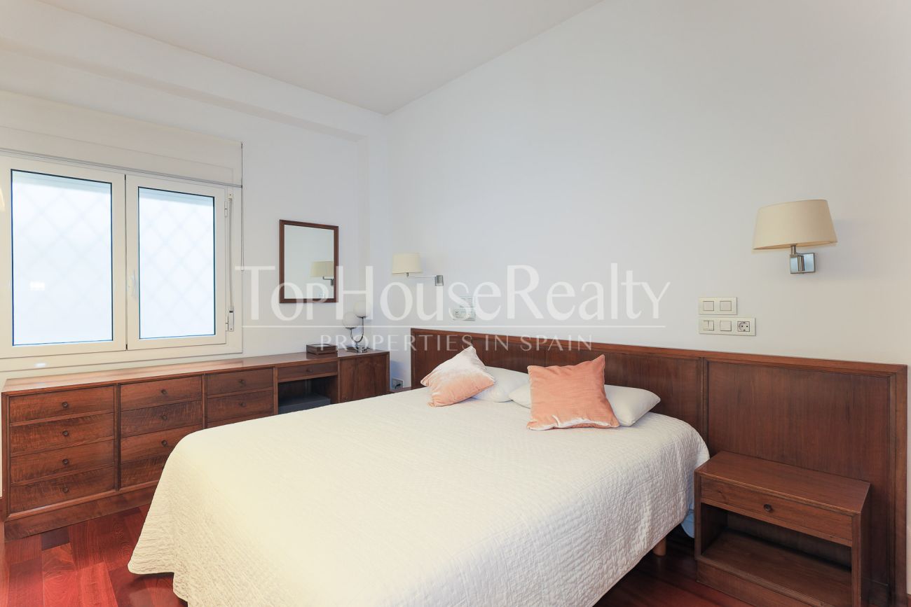Apartment for sale on Enric Granados, Barcelona — bright, renovated and prime location