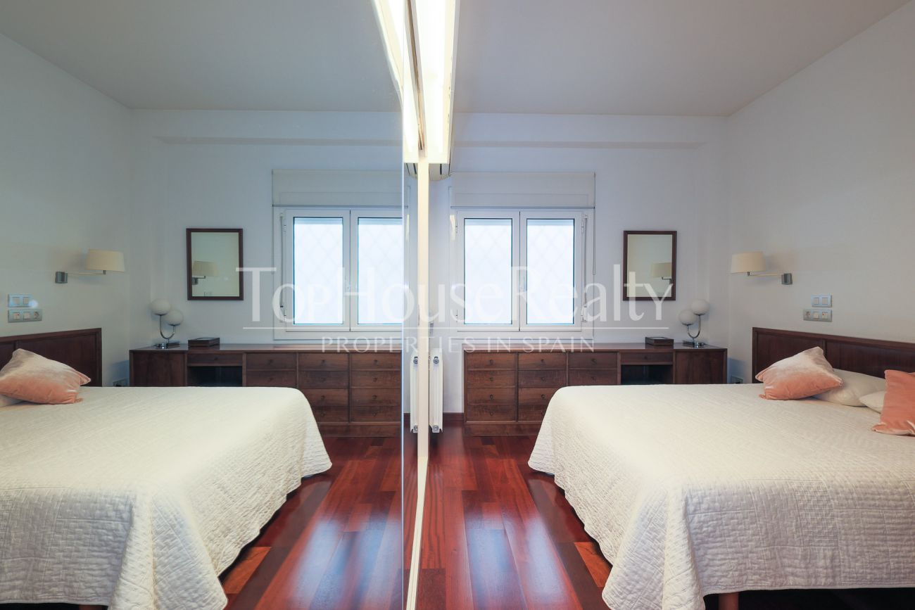 Apartment for sale on Enric Granados, Barcelona — bright, renovated and prime location