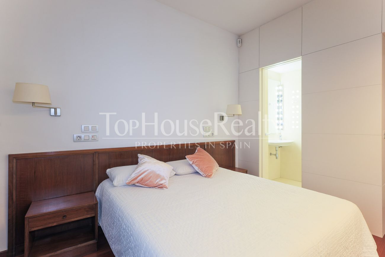 Apartment for sale on Enric Granados, Barcelona — bright, renovated and prime location