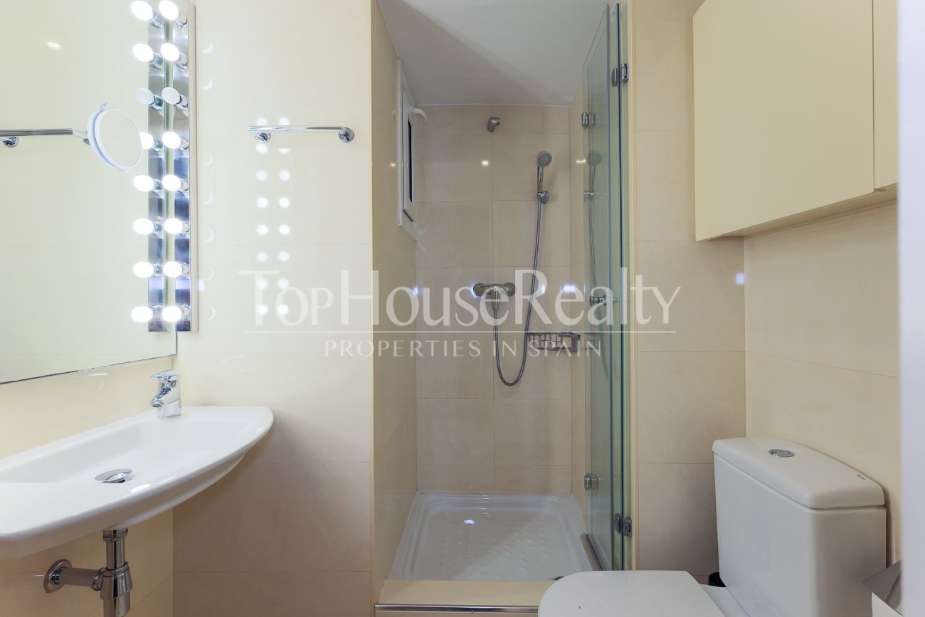 Apartment for sale on Enric Granados, Barcelona — bright, renovated and prime location