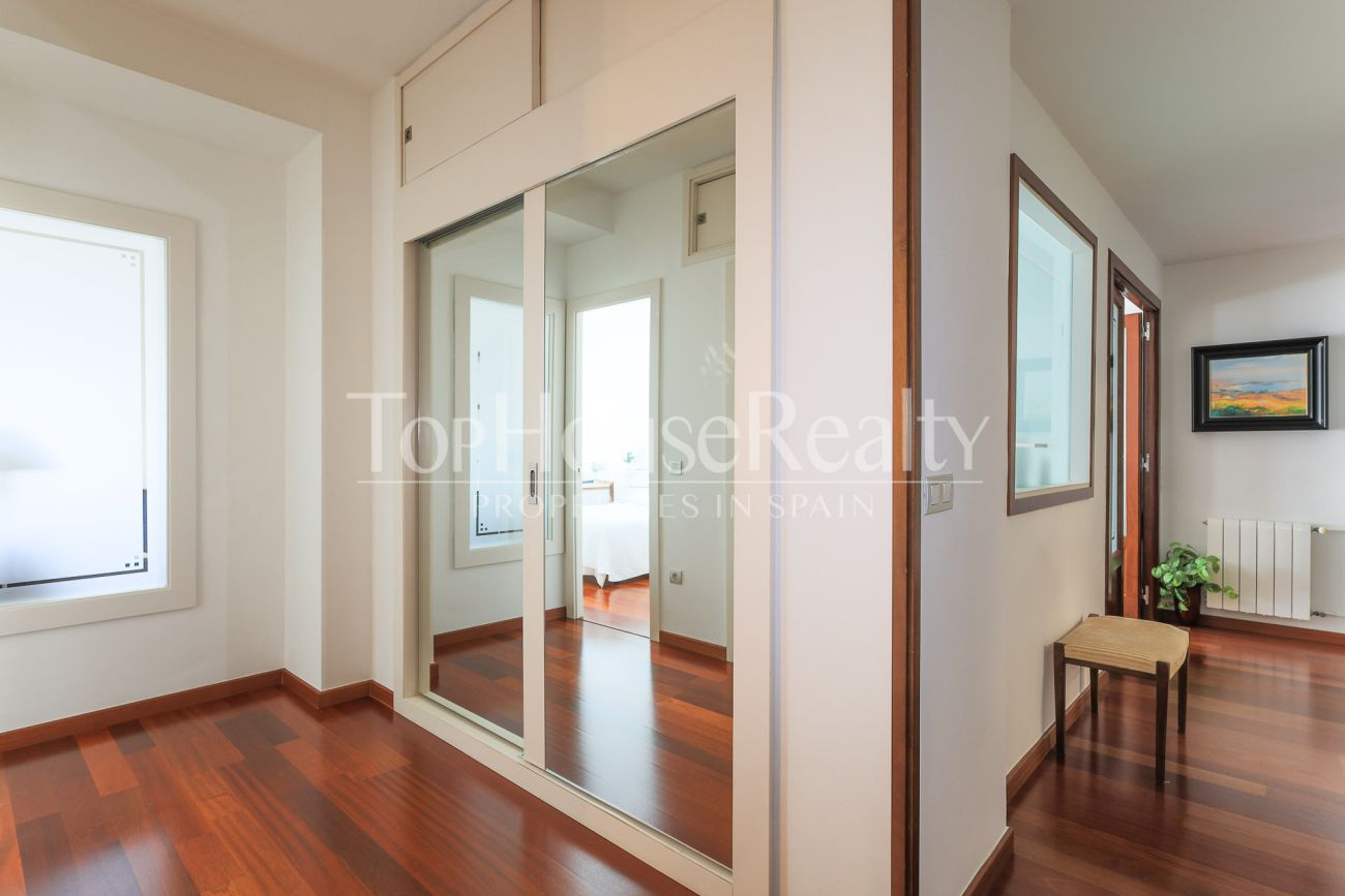 Apartment for sale on Enric Granados, Barcelona — bright, renovated and prime location