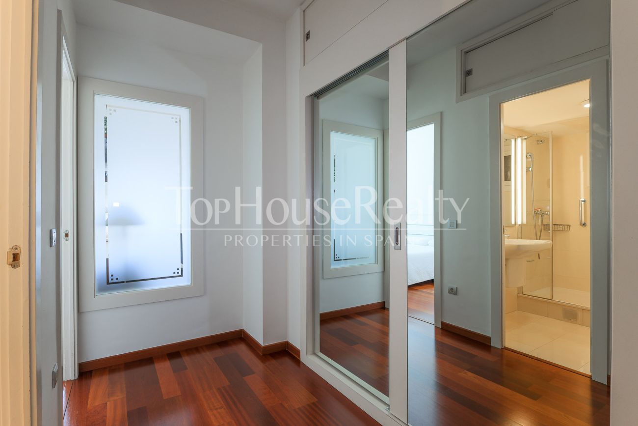 Apartment for sale on Enric Granados, Barcelona — bright, renovated and prime location