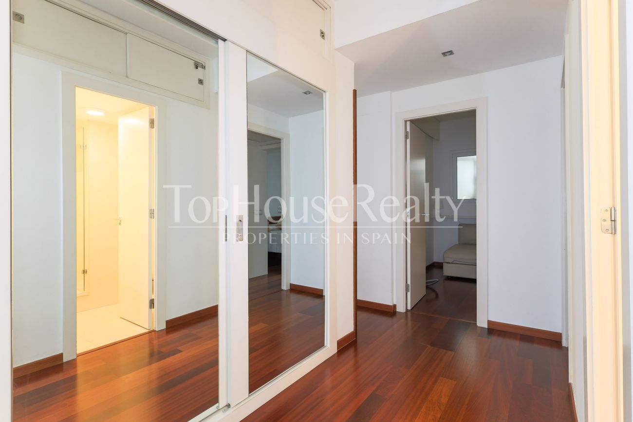 Apartment for sale on Enric Granados, Barcelona — bright, renovated and prime location