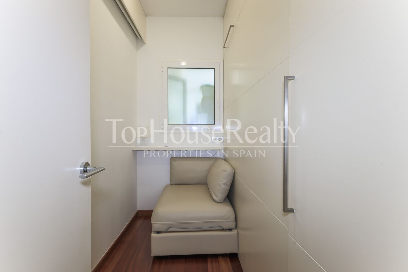 Apartment for sale on Enric Granados, Barcelona — bright, renovated and prime location