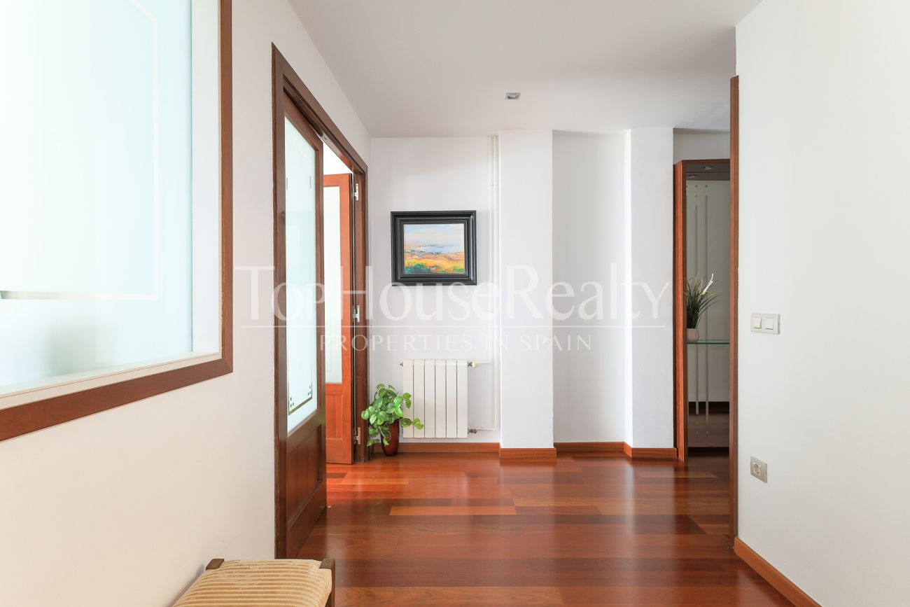 Apartment for sale on Enric Granados, Barcelona — bright, renovated and prime location