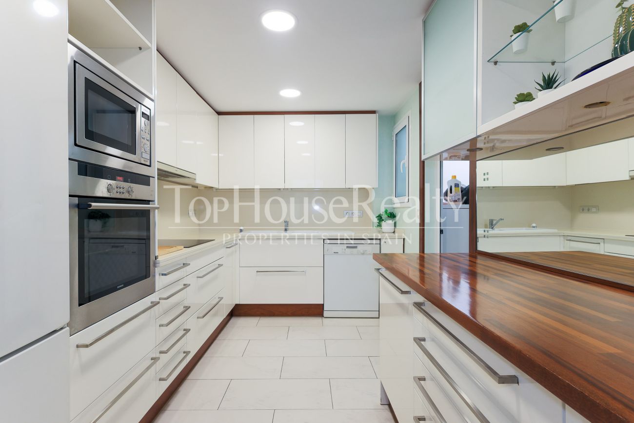 Apartment for sale on Enric Granados, Barcelona — bright, renovated and prime location