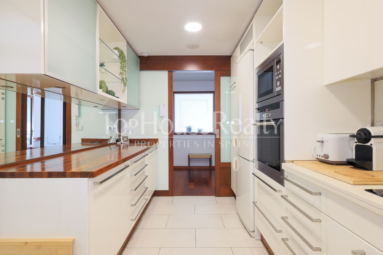 Apartment for sale on Enric Granados, Barcelona — bright, renovated and prime location