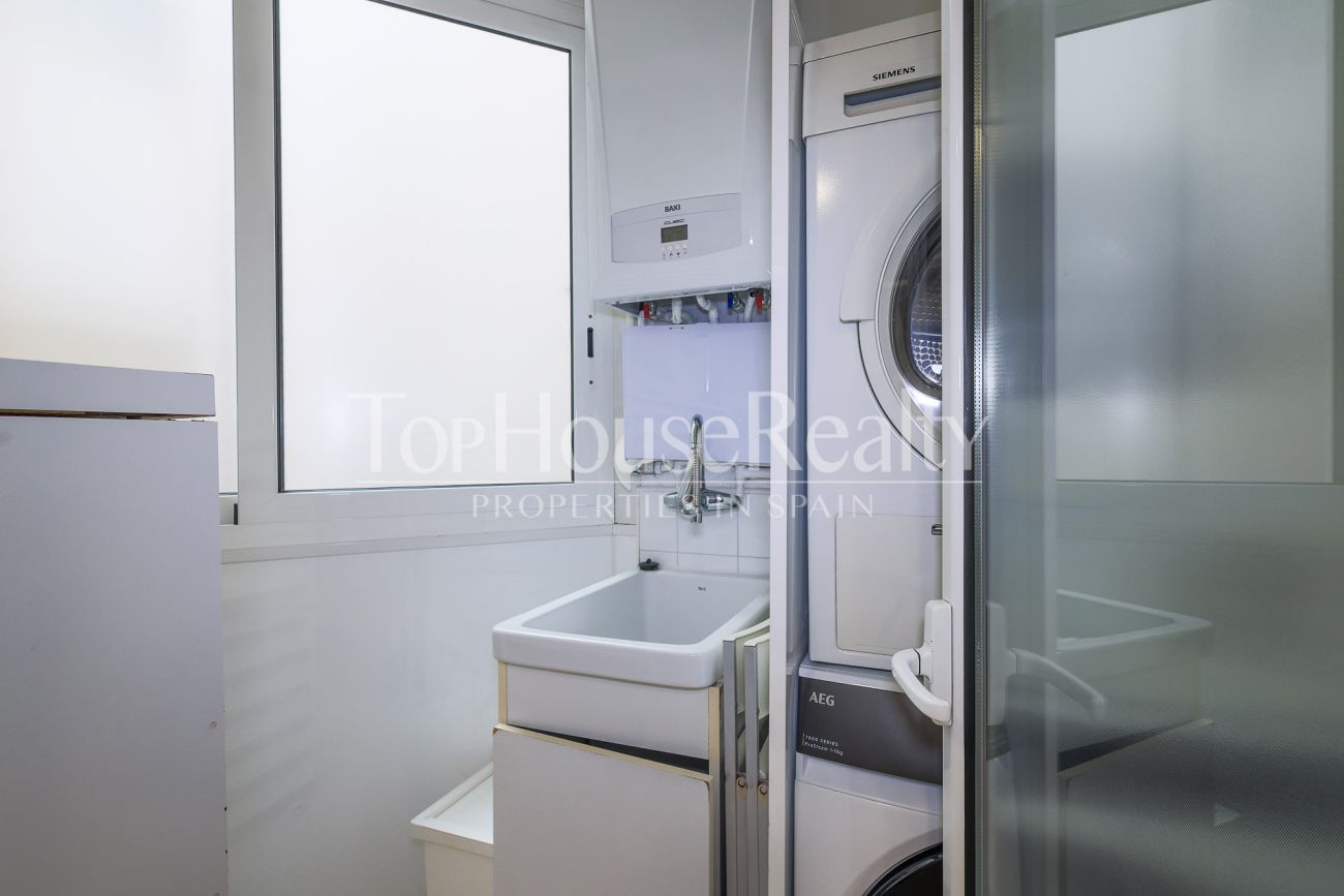 Apartment for sale on Enric Granados, Barcelona — bright, renovated and prime location