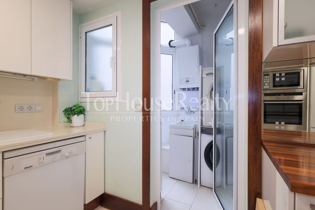 Apartment for sale on Enric Granados, Barcelona — bright, renovated and prime location