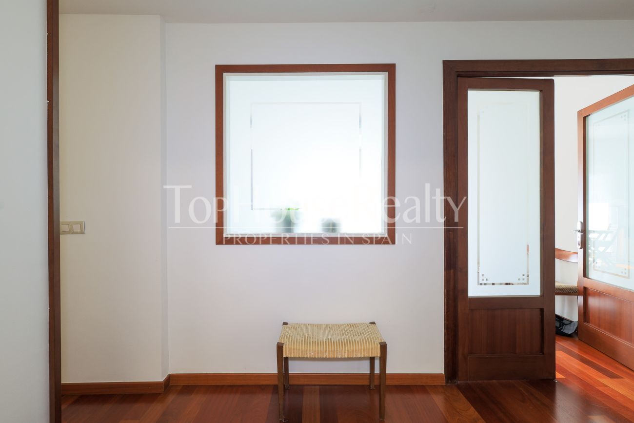 Apartment for sale on Enric Granados, Barcelona — bright, renovated and prime location