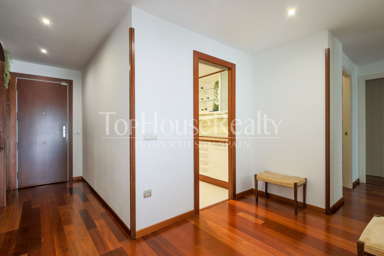 Apartment for sale on Enric Granados, Barcelona — bright, renovated and prime location