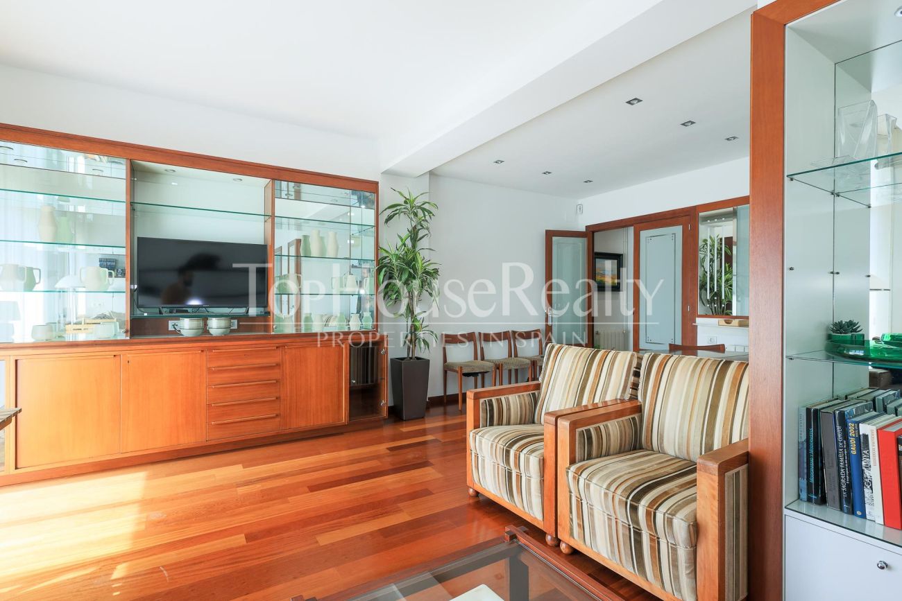 Apartment for sale on Enric Granados, Barcelona — bright, renovated and prime location