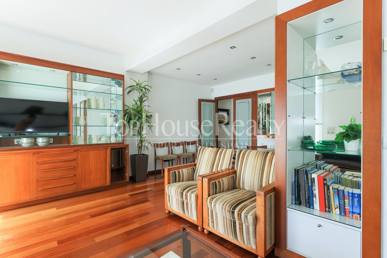 Apartment for sale on Enric Granados, Barcelona — bright, renovated and prime location