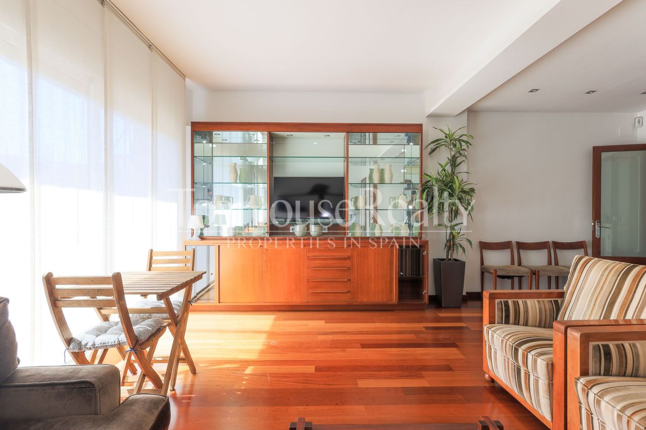Apartment for sale on Enric Granados, Barcelona — bright, renovated and prime location