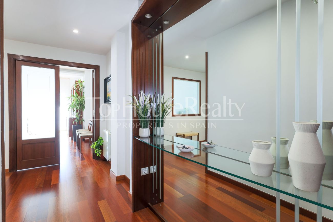 Apartment for sale on Enric Granados, Barcelona — bright, renovated and prime location