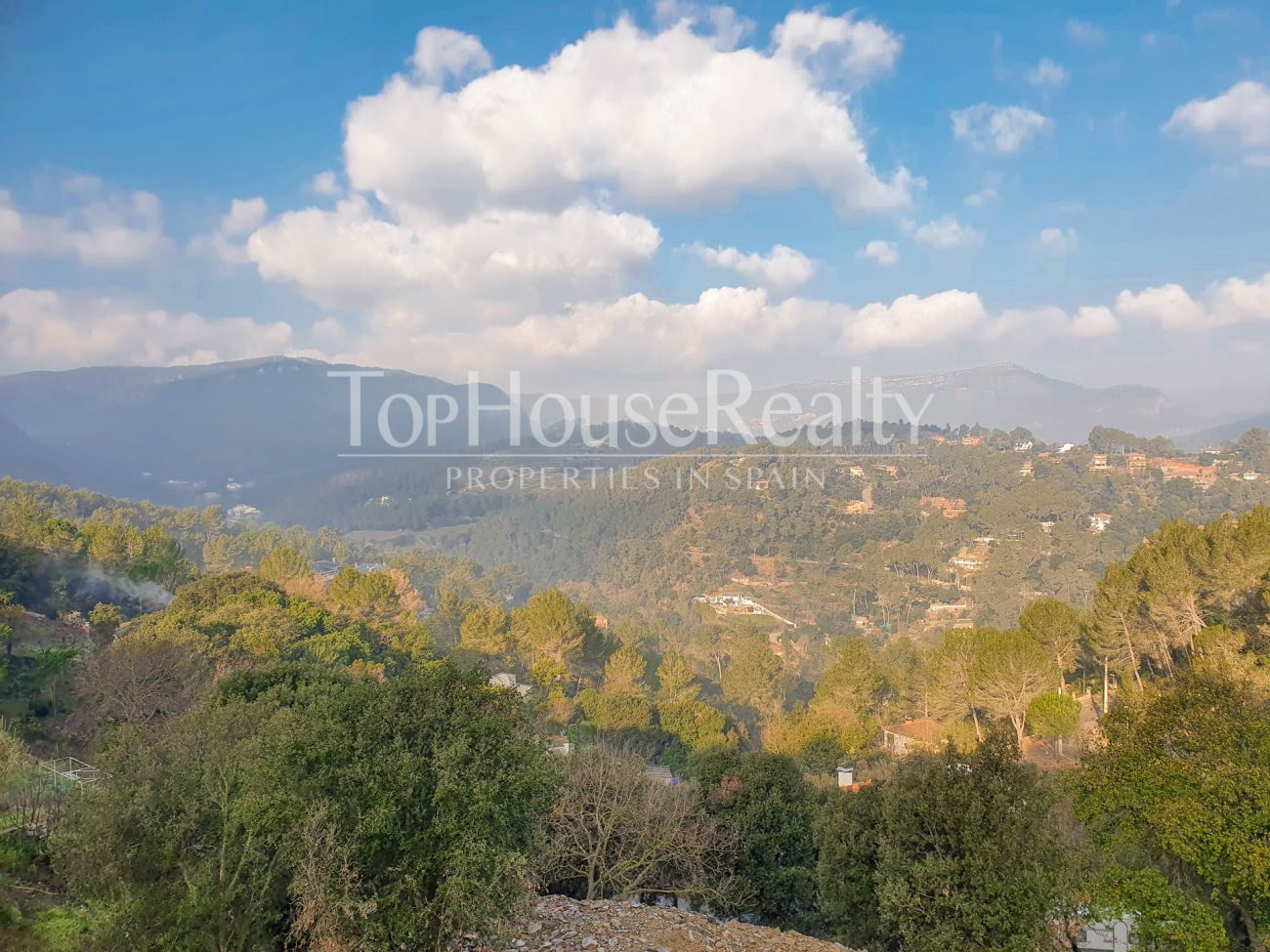 Magnificent plot with panoramic views close to Barcelona