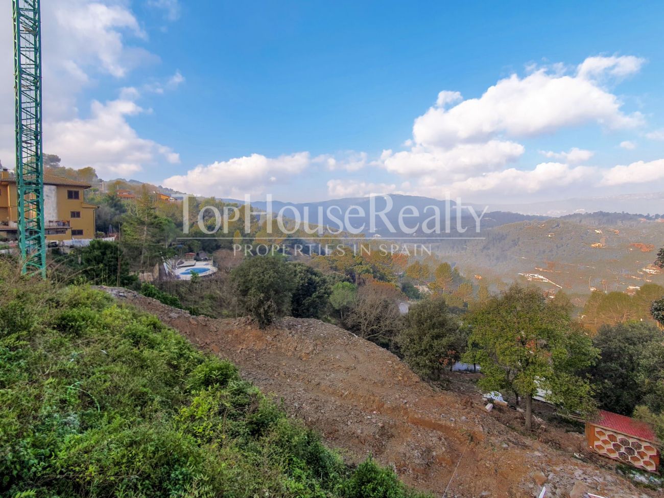 Magnificent plot with panoramic views close to Barcelona