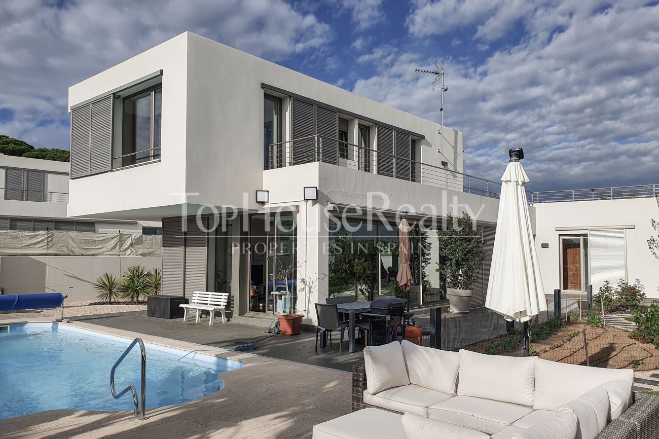 Bright modern house with views of the sea and the port in Arenys de Mar