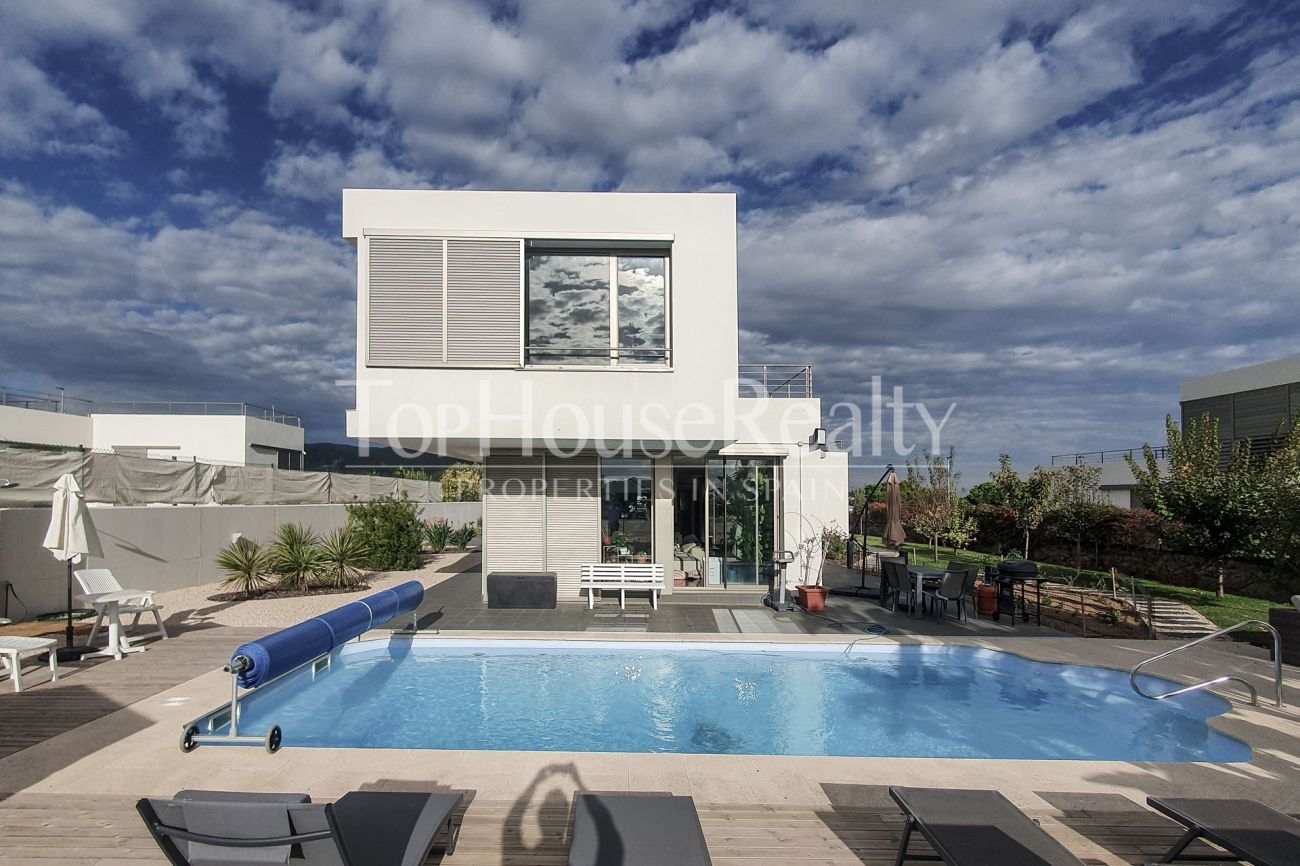 Bright modern house with views of the sea and the port in Arenys de Mar