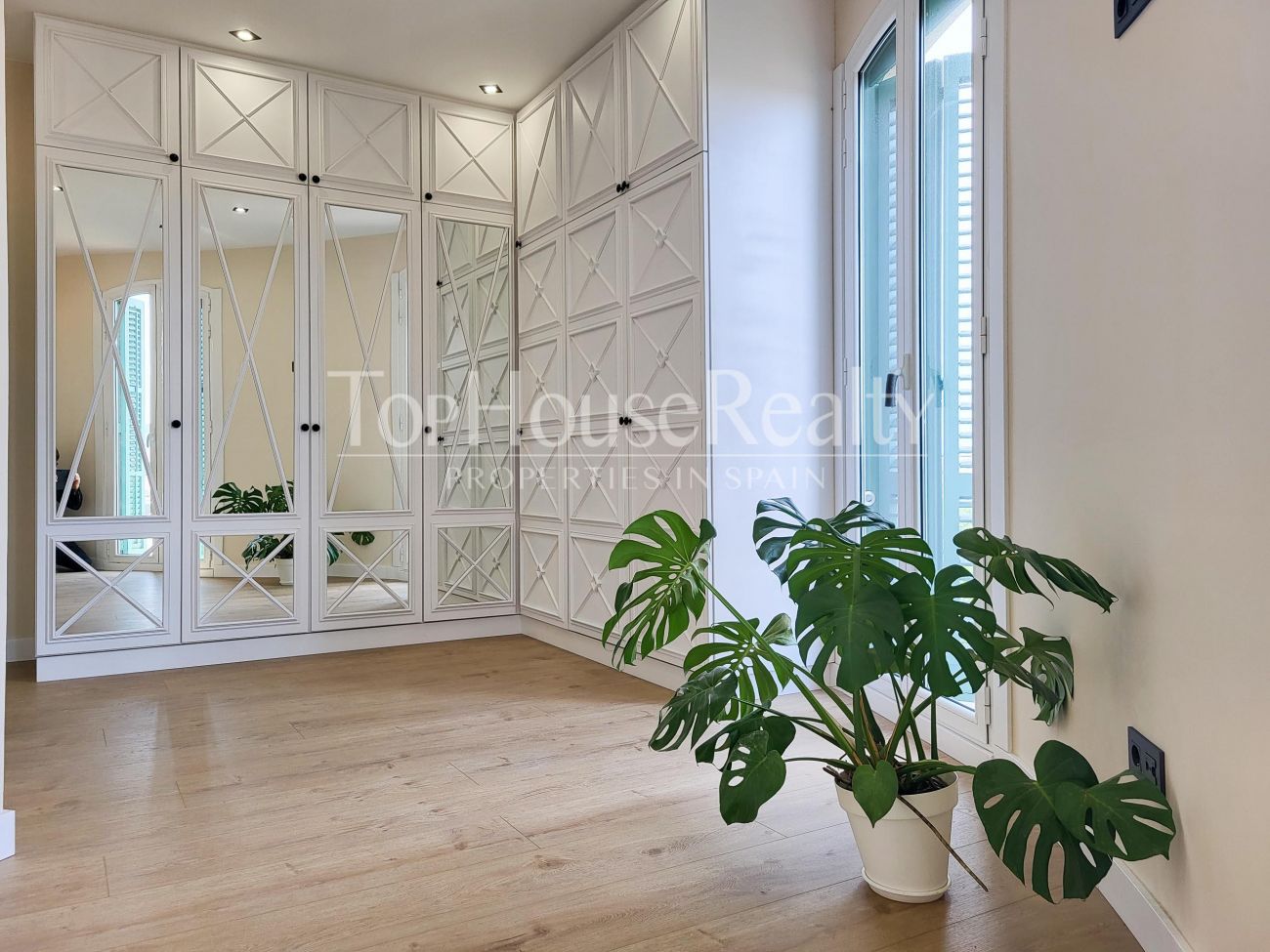 The apartment is located in the heart of Barcelona, in one of the most prestigious neighborhoods, L'Esquerra de l'Eixample