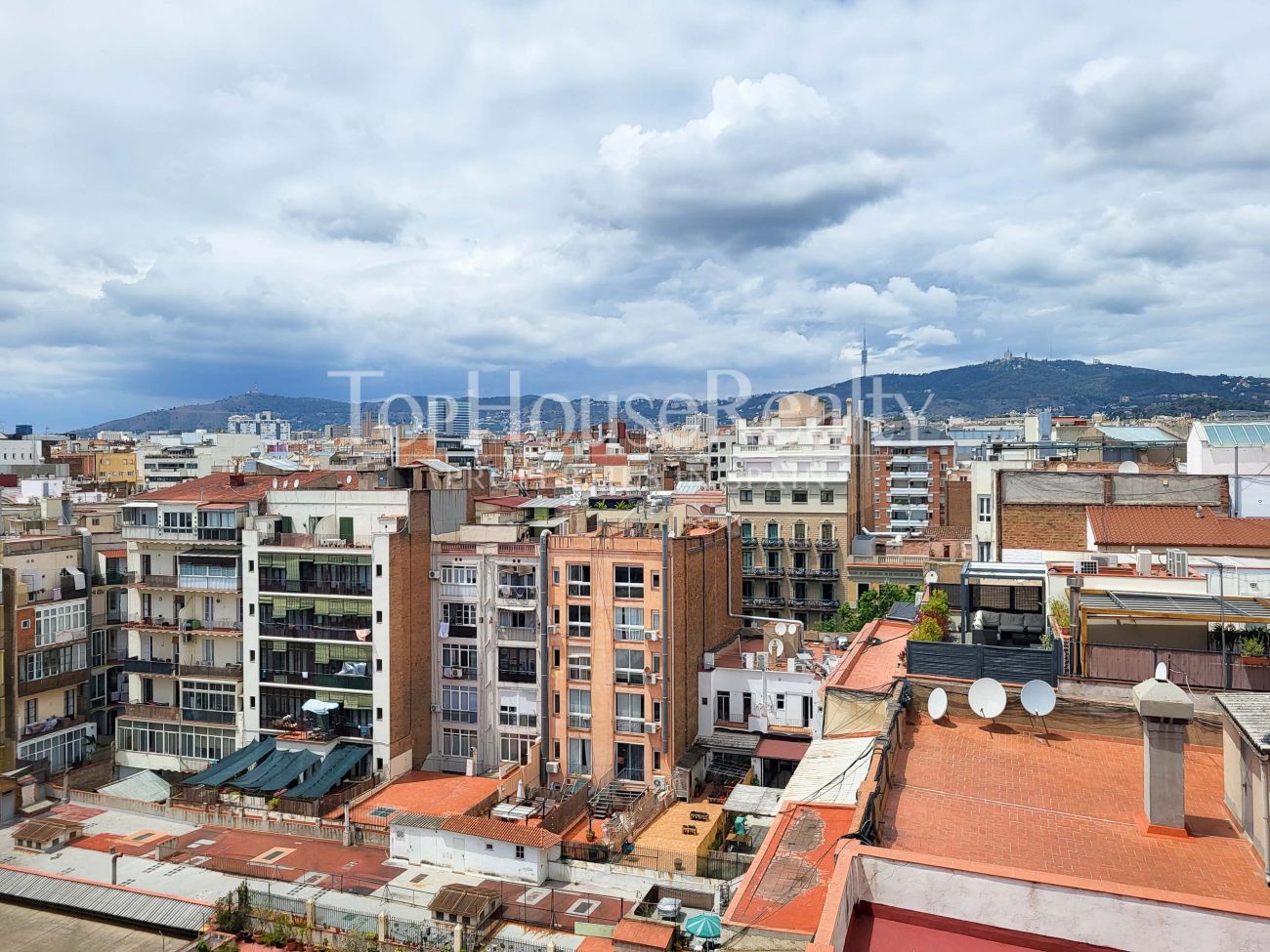 The apartment is located in the heart of Barcelona, in one of the most prestigious neighborhoods, L'Esquerra de l'Eixample