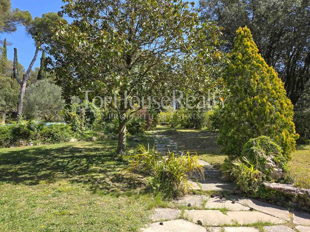 Luxury villa in Begues — unique estate with 6,000 m² plot and high investment potential