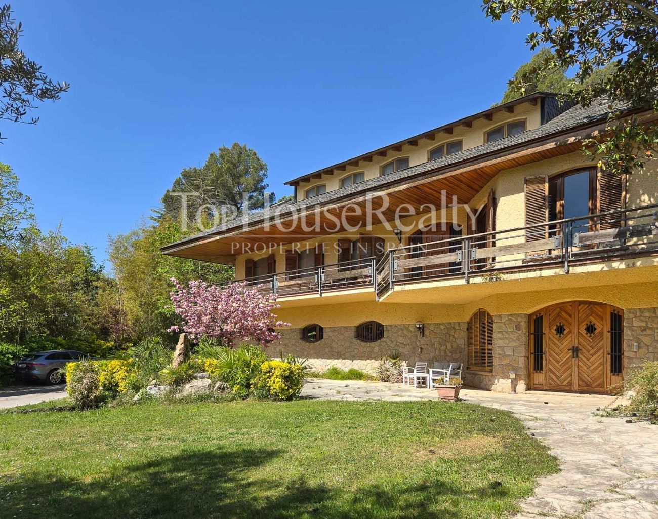 Luxury villa in Begues — unique estate with 6,000 m² plot and high investment potential